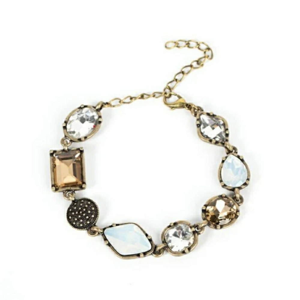 Elegant Gold and Crystal Bracelet